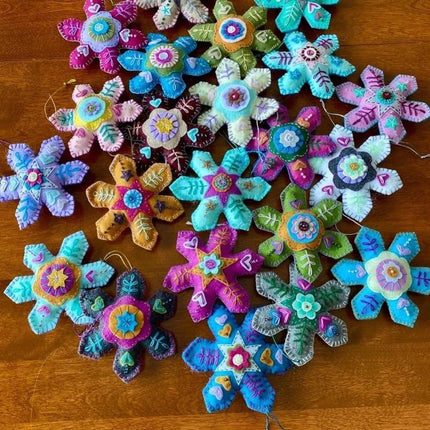 4PCS Random Color Finished DIY Christmas Snowflake Felt Ornament Kit